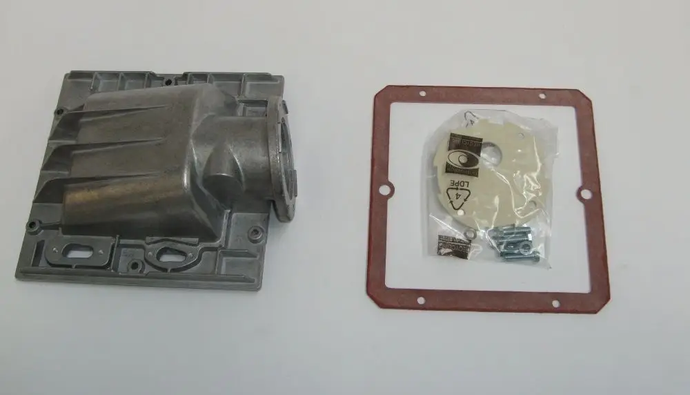 Daikin Brennerabdeckung aus Metall, rechteckig, mit einem runden Anschluss. Dazu eine Dichtung und Schrauben in einer Verpackung.